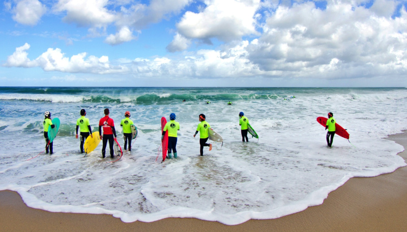 Surf en la playa de Razo