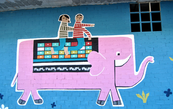 Dous nenos montan o elefante rosa Dous nenos montan o elefante rosa
