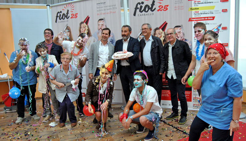 La presentación del festival estuvo animada por tarta y cava La presentación del festival estuvo animada por tarta y cava