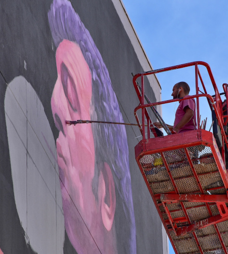 Yoseba MP trabajando en el mural