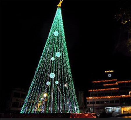 Árbol de Navidad en la Plaza del Ayuntamiento Árbol de Navidad en la Plaza del Ayuntamiento
