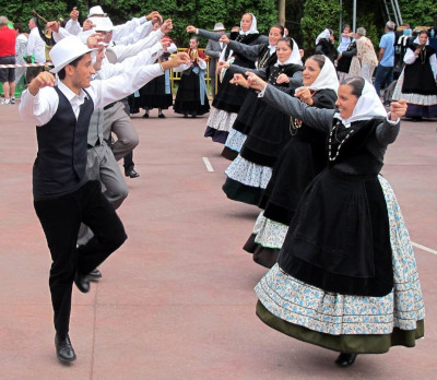 Un dos grupos de baile tradicional de Arume de Berdillo Un dos grupos de baile tradicional de Arume de Berdillo