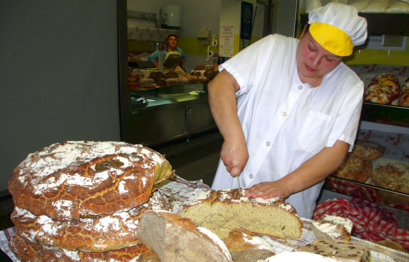 En varias panadaras do Mercado podedes comprar a broa para acompaar as sardias