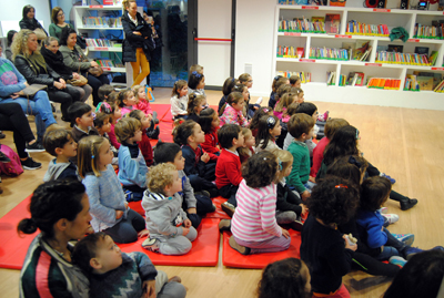Muchos niños y niñas acuden a ver las historias de Trinke Trinke Muchos niños y niñas acuden a ver las historias de Trinke Trinke