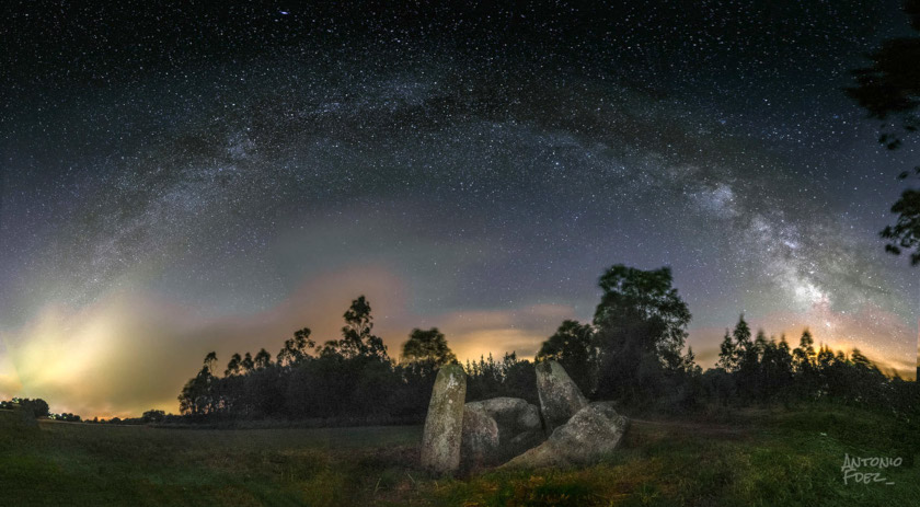 Una de las imágenes de la exposición, con las estrellas sobre el Dolmen de Aldemunde Una de las imágenes de la exposición, con las estrellas sobre el Dolmen de Aldemunde