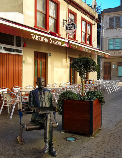 Estatua de Alfredo Brañas en la calle Coruña Estatua de Alfredo Brañas en la calle Coruña