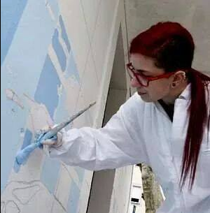 Lidia Cambn, pintando en la Escuela de Arrabales