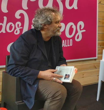 Manuel Rivas durante a feira Manuel Rivas durante a feira
