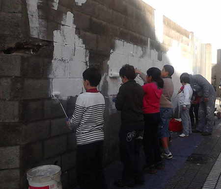 Caleando uno de los muros que va a ser transformado en mural