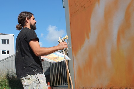 Sokram pintando no exterior do Pazo da Cultura Sokram pintando no exterior do Pazo da Cultura