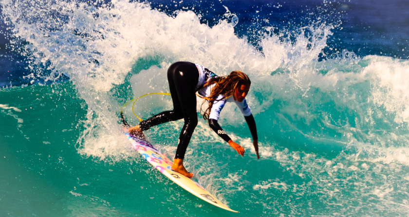 Chica practicando surf en Razo / Foto: Miguel Navaza